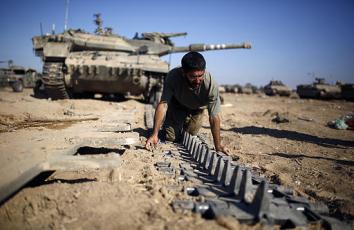 جندي إسرائيلي بالقرب من حدود القطاع