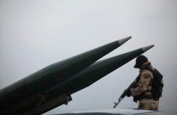 صاروخان خلال عرض عسكري للمقاومة في غزة