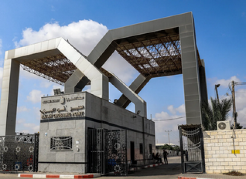 مغادرة 69 مريضًا ومرافقًا من غزة عبر معبر رفح اليوم