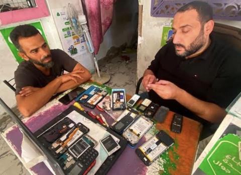 حظر "إسرائيل" إدخال الهواتف وقطع صيانتها يخنق الحياة اليومية في غزة