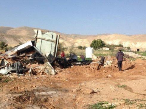 الاحتلال يخطر بهدم 5 منازل وحظيرة أغنام في الخليل