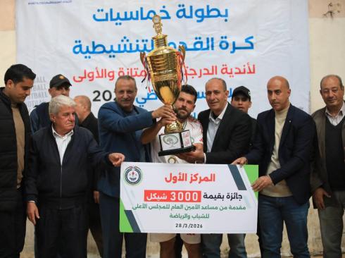 تتويج شباب خانيونس بكأس ومكافأة المركز الأول