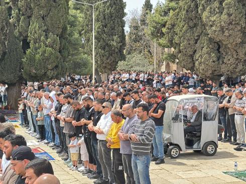 70 ألف مصلّ يؤدون صلاة الجمعة في الأقصى