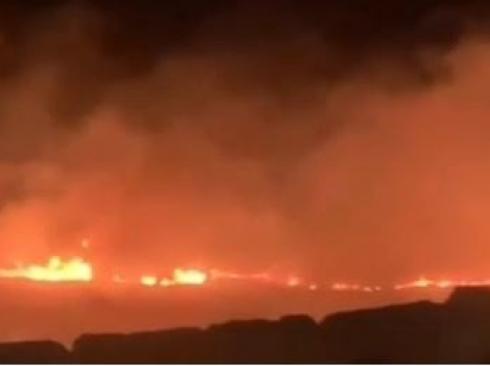 مستوطنون يحرقون أراضي زراعية في قرية المغير شمال شرق رام الله