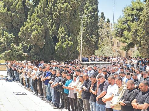 آلاف المصلين يؤدون صلاة الجمعة في الأقصى