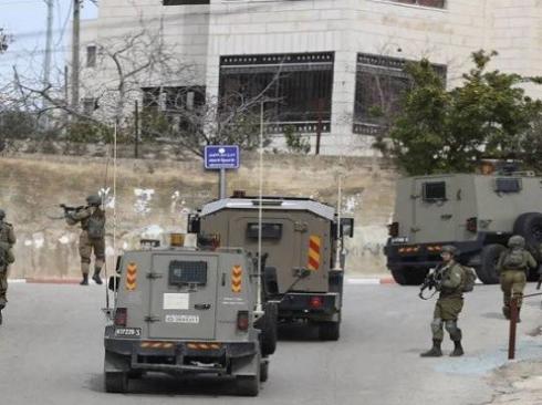 الاحتلال يغلق محلات تجارية جنوب جنين ومستوطنون يحطمون نصبًا تذكاريًا لشيرين أبو عاقلة