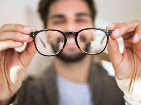 الصحة المصرية تحسم الجدل: النظارات الطبية لا تحمي من ضعف النظر لمن لا يحتاجها