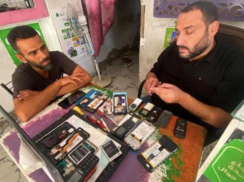 حظر "إسرائيل" إدخال الهواتف وقطع صيانتها يخنق الحياة اليومية في غزة