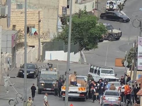الاحتلال يحتجز عددًا من المواطنين خلال اقتحام تقوع في بيت لحم