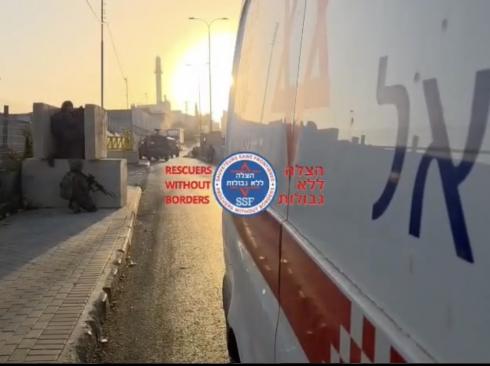 إصابة 6 إسرائيليين بعملية إطلاق نار قرب الخليل والاحتلال يطلق النار على شابين