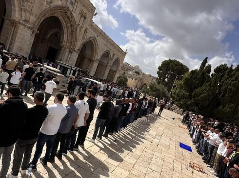 عشرات الآلاف يؤدون الجمعة في الأقصى