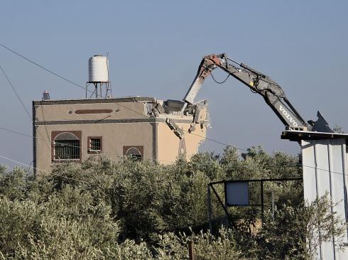 الاحتلال يشرع بهدم منزل في دير بلوط غرب سلفيت
