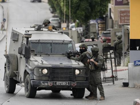الاحتلال يشن اقتحامات واعتقالات بالضفة والقدس ويجرف أراضٍ في نابلس