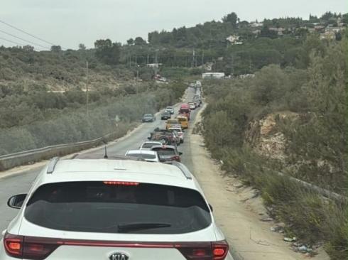 الاحتلال يغلق المدخل الشمالي لسلفيت ويعيق حركة المواطنين