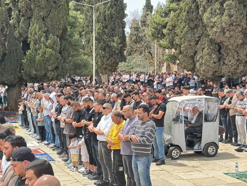 70 ألف مصلّ يؤدون صلاة الجمعة في الأقصى