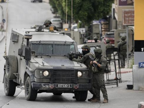 الاحتلال يشن اقتحامات واعتقالات بالضفة والقدس ويجرف أراضٍ في نابلس