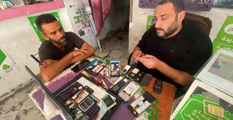 حظر "إسرائيل" إدخال الهواتف وقطع صيانتها يخنق الحياة اليومية في غزة