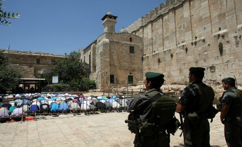 الأوقاف تدين إضاءة سلطات الاحتلال جدران المسجد الإبراهيمي بالعلم الإسرائيلي
