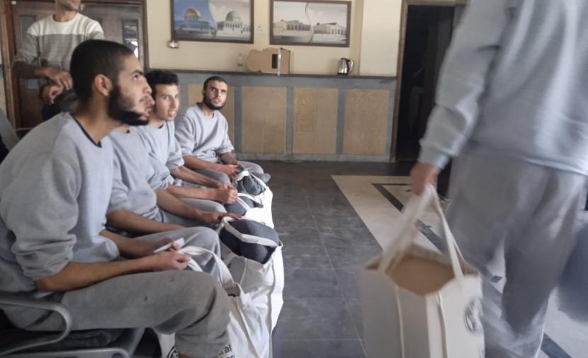 الاحتلال يفرج عن 15 أسيرًا من قطاع غزة