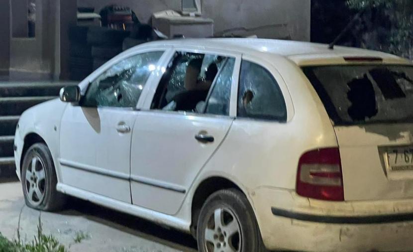 مستوطنون يهاجمون مركبات المواطنين شمال الخليل