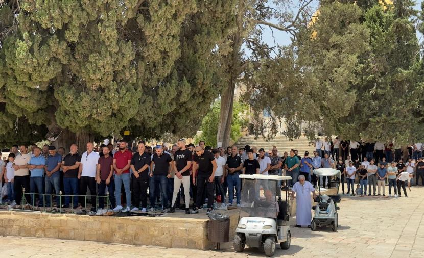 75 ألف مصلّ يؤدون صلاة الجمعة في الأقصى