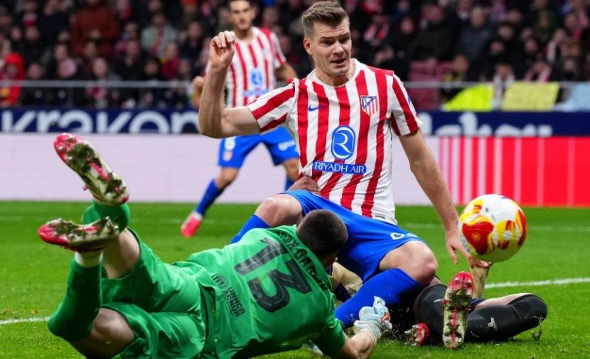 آرسنال يشكو أتلتيكو مدريد ليويفا بسبب طول أعشاب الملعب