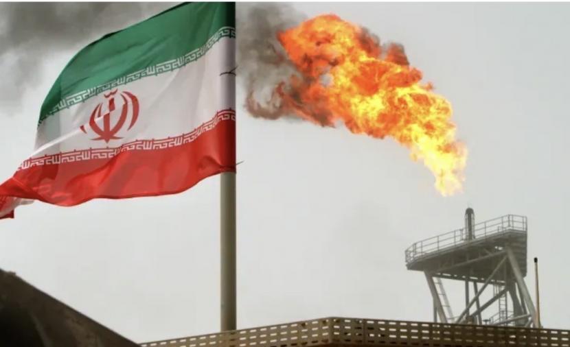 "بلومبيرغ": إيران قد تضطر إلى البدء في إيقاف إنتاج النفط