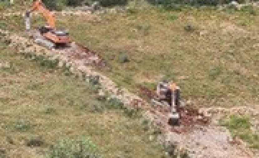 جرافات المستوطنين تواصل الحفر والتخريب بأراضي المزارعين قرب اليامون