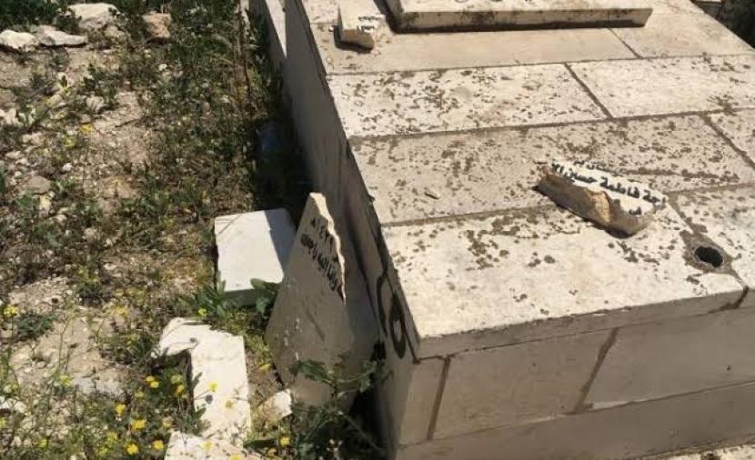 مستوطنون يدمرون شواهد قبور بقريتين شرقي بيت لحم