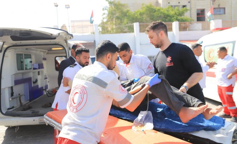 مغادرة 107 مرضى مع مرافقيهم عبر معبر رفح