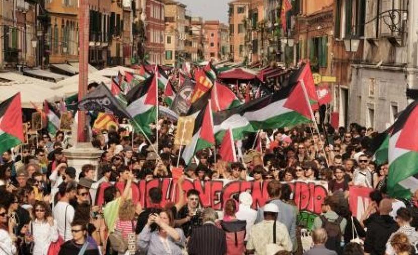 إضراب ثقافي يُغلق عشرات الأجنحة في "بينالي البندقية" تضامنًا مع فلسطين