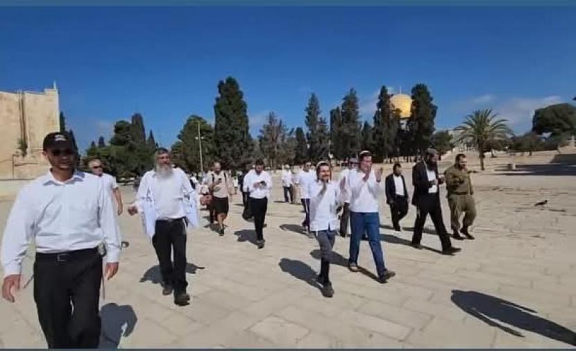 عشرات المستوطنين يقتحمون الأقصى ومجندات يرفعن علم الاحتلال داخله