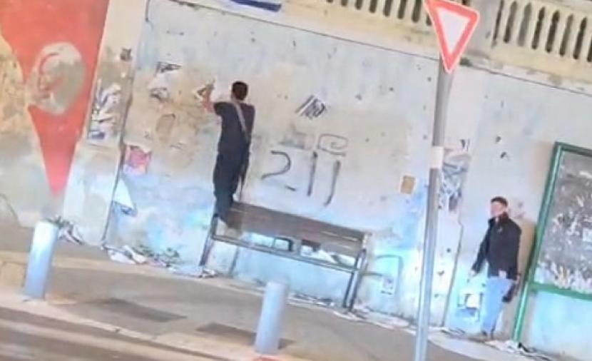 مستوطنون يمزقون صور شهداء من غزة على جدران بيافا