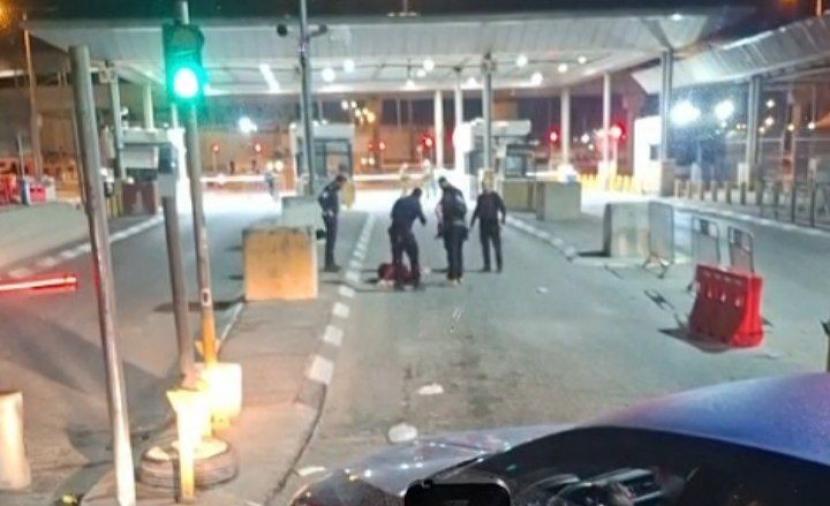 إصابة فتاة برصاص الاحتلال على حاجز قلنديا شمال القدس