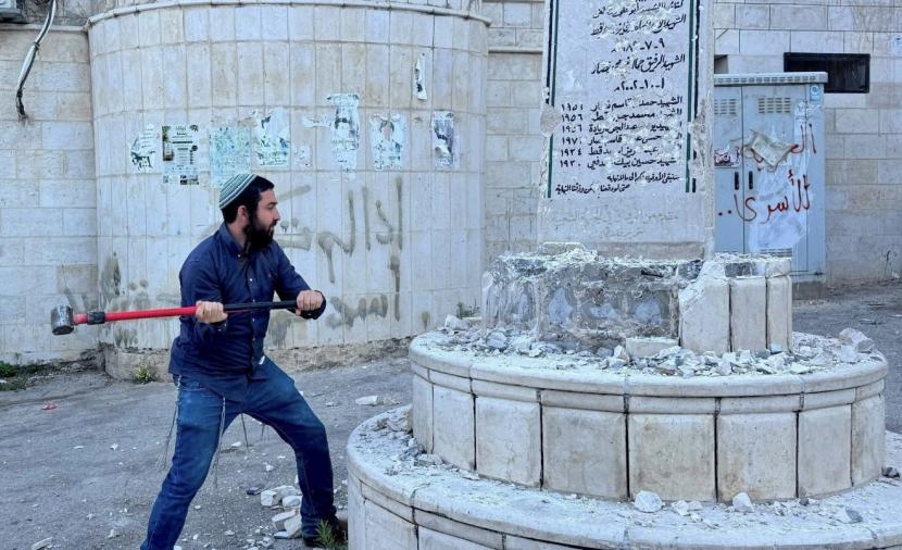 "مقاومة الجدار": 26 اعتداءً إسرائيليًا استهدف النصب التذكارية والرموز الوطنية منذ بداية العام