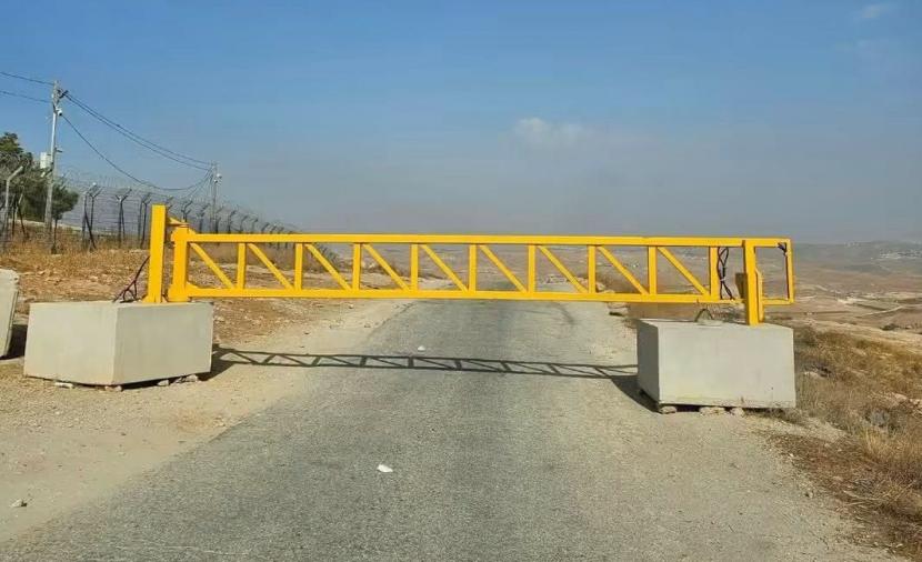 في بادية يطا.. إغلاق البوابة الوحيدة يعزل 12 قرية ويُحوّل حياة سكانها إلى رحلة شاقة