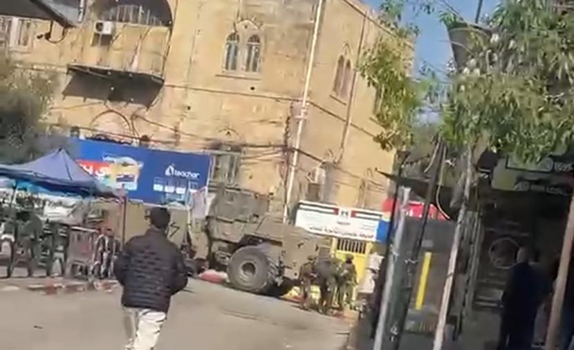 الاحتلال يهدم نصبًا تذكاريًا وينصب "كرفانات" فوق محال تجارية بالخليل