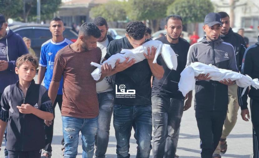 وفاة طفلتين بحريق اندلع في خيمة للنازحين بمواصي خانيونس