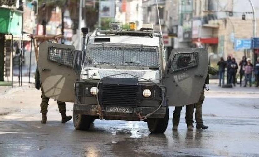 قوات الاحتلال تقتحم مدنًا وبلدات وتداهم منازل في الضفة
