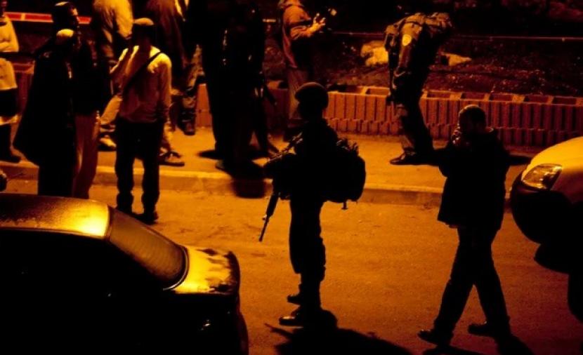 تكامل أدوار.. الاحتلال يعتقل صاحب منزل بنابلس بعد هجوم مستوطنين عليه