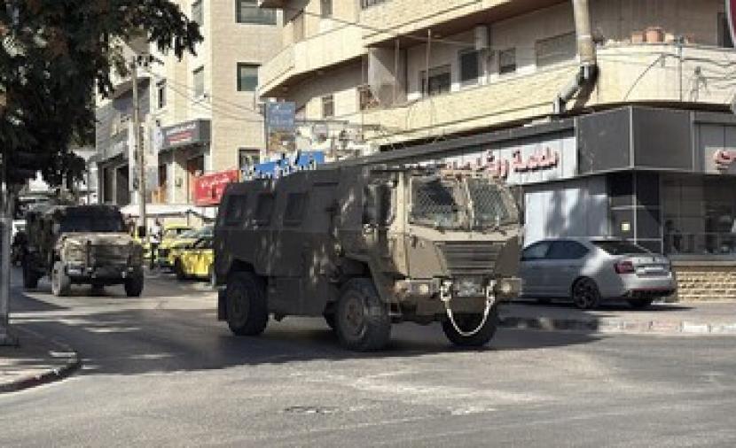 الاحتلال يغلق مداخل الخليل ويداهم منازل المواطنين