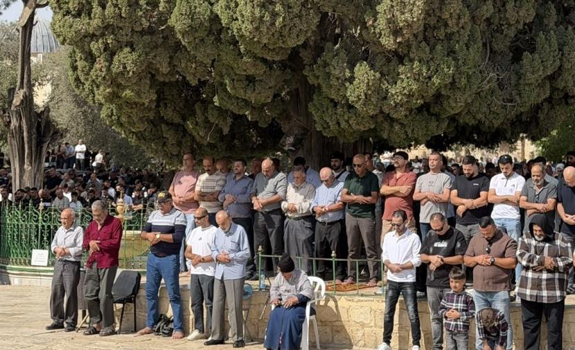 عشرات الآلاف يؤدون صلاة الجمعة في المسجد الأقصى