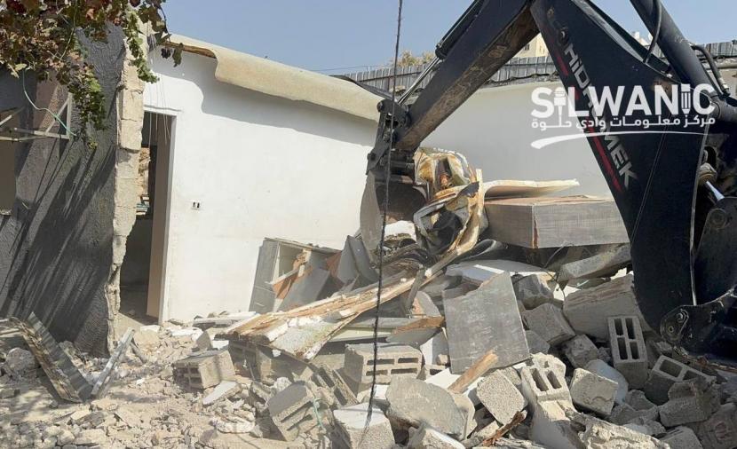 الاحتلال يُجبر مقدسيًا على هدم منزله في بلدة بيت حنينا