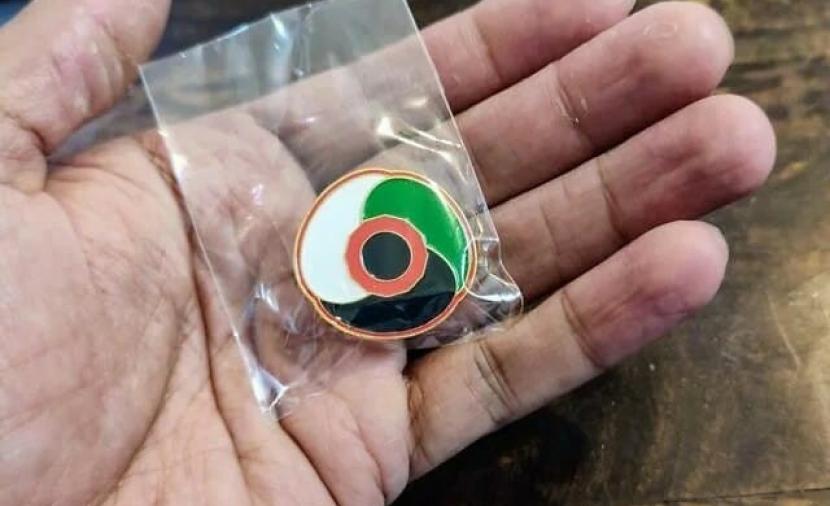 غضب إسرائيلي من "دبوس" تضامني وتجاهل فظائع عقود بحق الفلسطينين