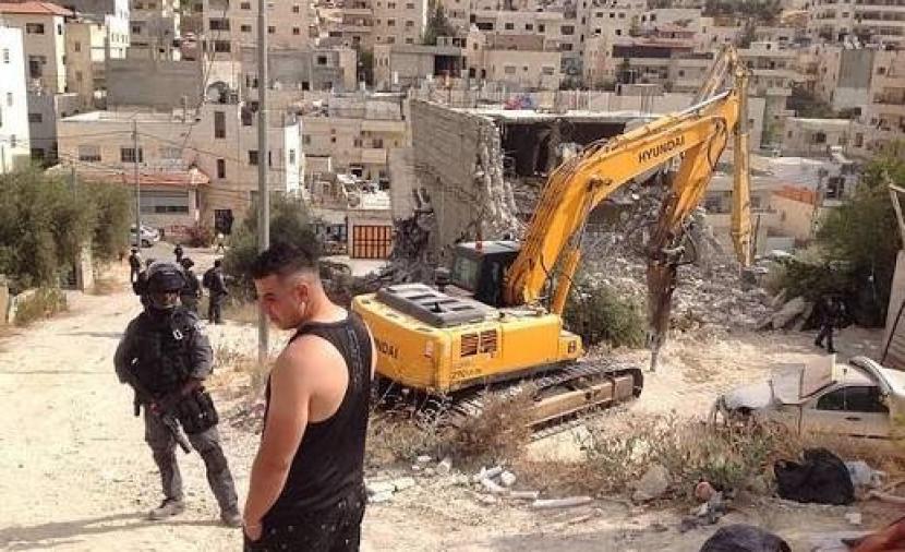الاحتلال يُجبر مقدسيًا على هدم منزله في بيت حنينا