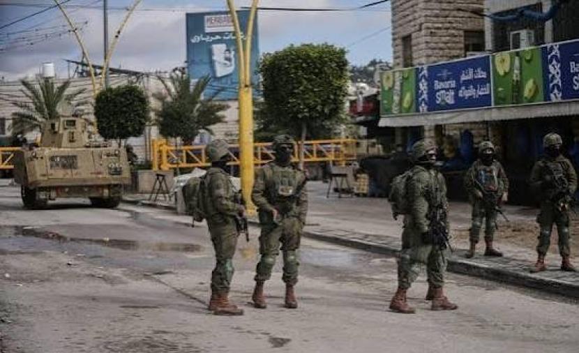 الاحتلال ينصب حاجزًا على طريق دير دبوان شرق رام الله