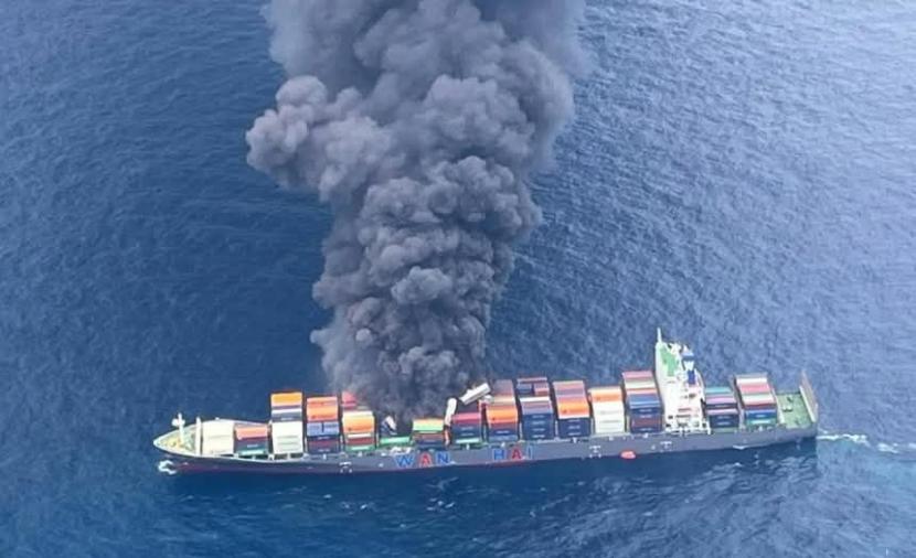 إجلاء 25 من طاقم سفينة مستهدفة قبالة سواحل عُمان