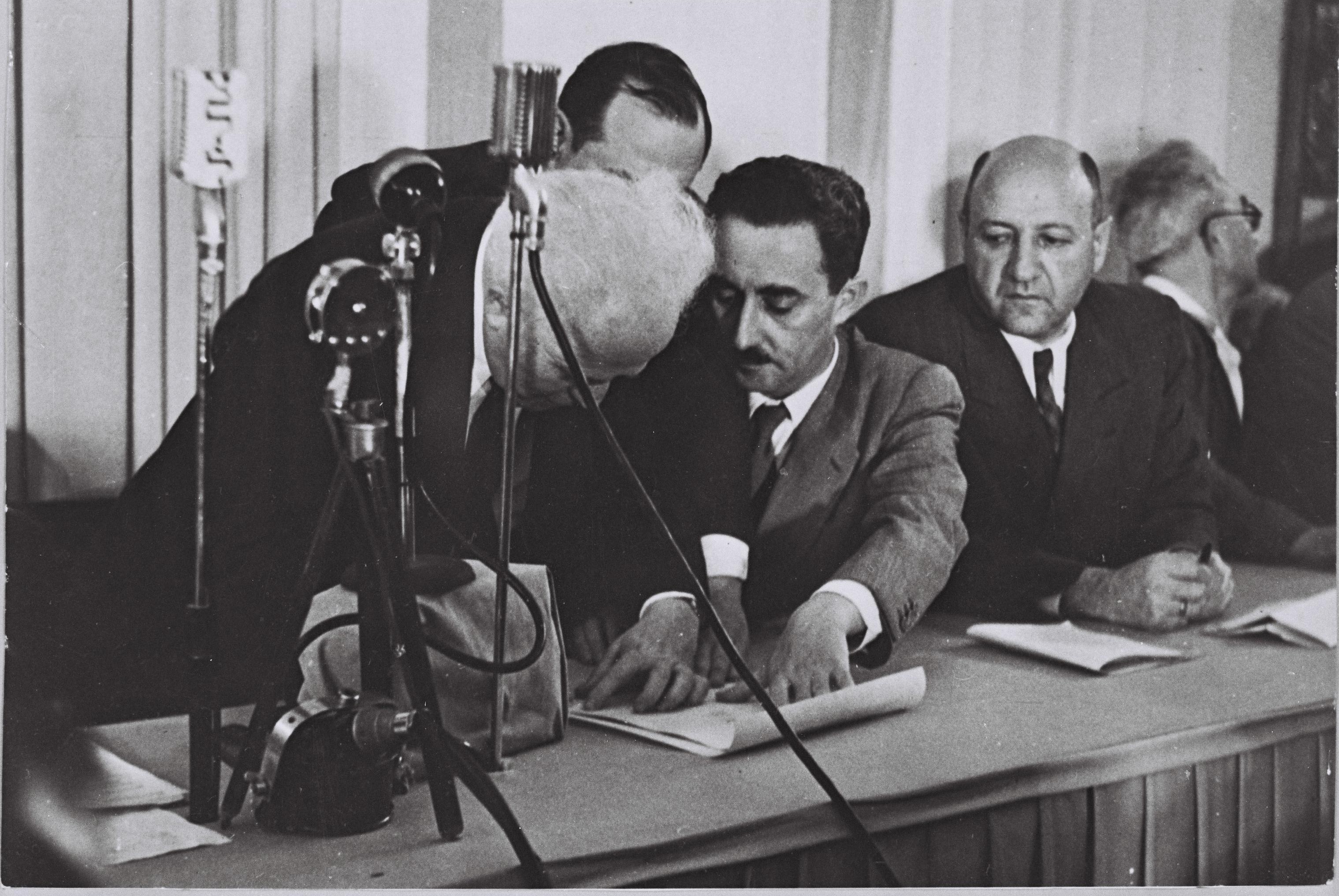 Flickr_-_Government_Press_Office_(GPO)_-_Ben_Gurion_(Left)_Signing_the_Declaration_of_Independence.jpg