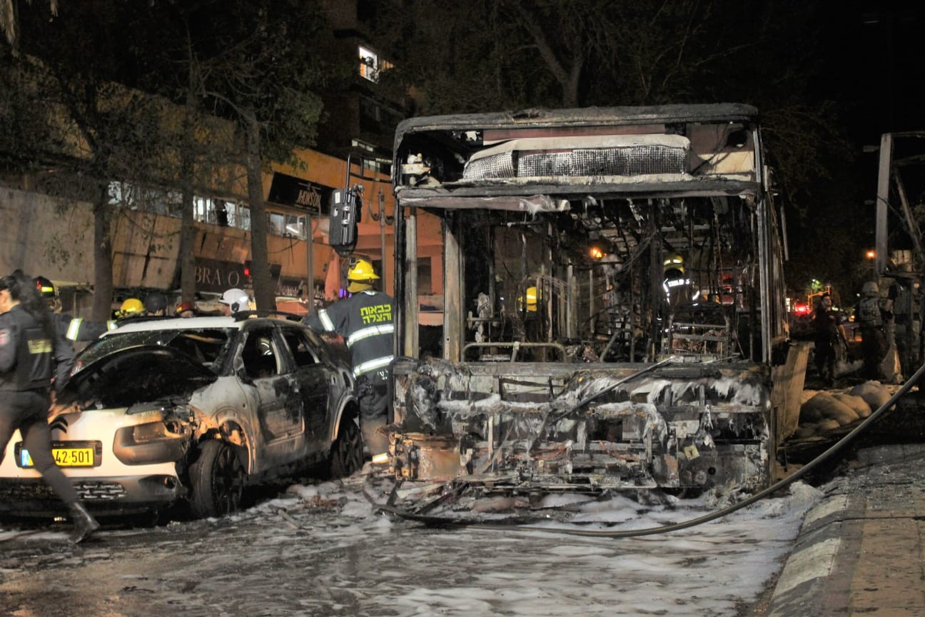 Bus_and_car_burnt_out_after_rocket_hit_in_Holon_Photo_by_Yoav_Keren.jpg