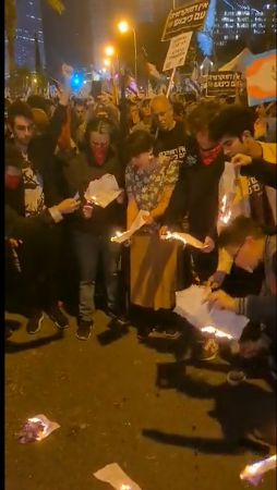 Screenshot 2024-02-11 at 21-07-51 X _ Ofer Cassif עופר כסיף عوفر كسيف على X עכשיו בגוש נגד הכיבוש בהפגנה בתל אביב - צעירים שורפים צווי גיוס לצבא הכיבו[...].png